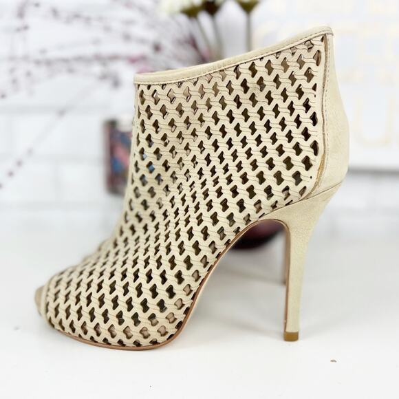 Gianni Bini Cream Leather Laser Cut Peep Toe Stiletto Heel Ankle Booties Size 8 - Picture 1 of 6